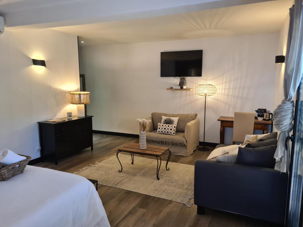 Suite King size bed Private Whirlpool Sauna