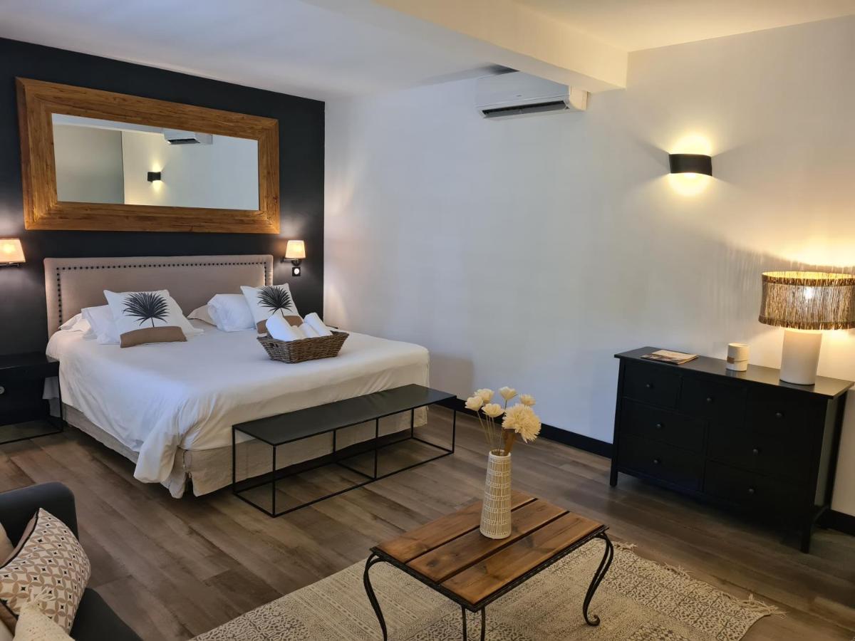 Suite King size bed Private Whirlpool Sauna