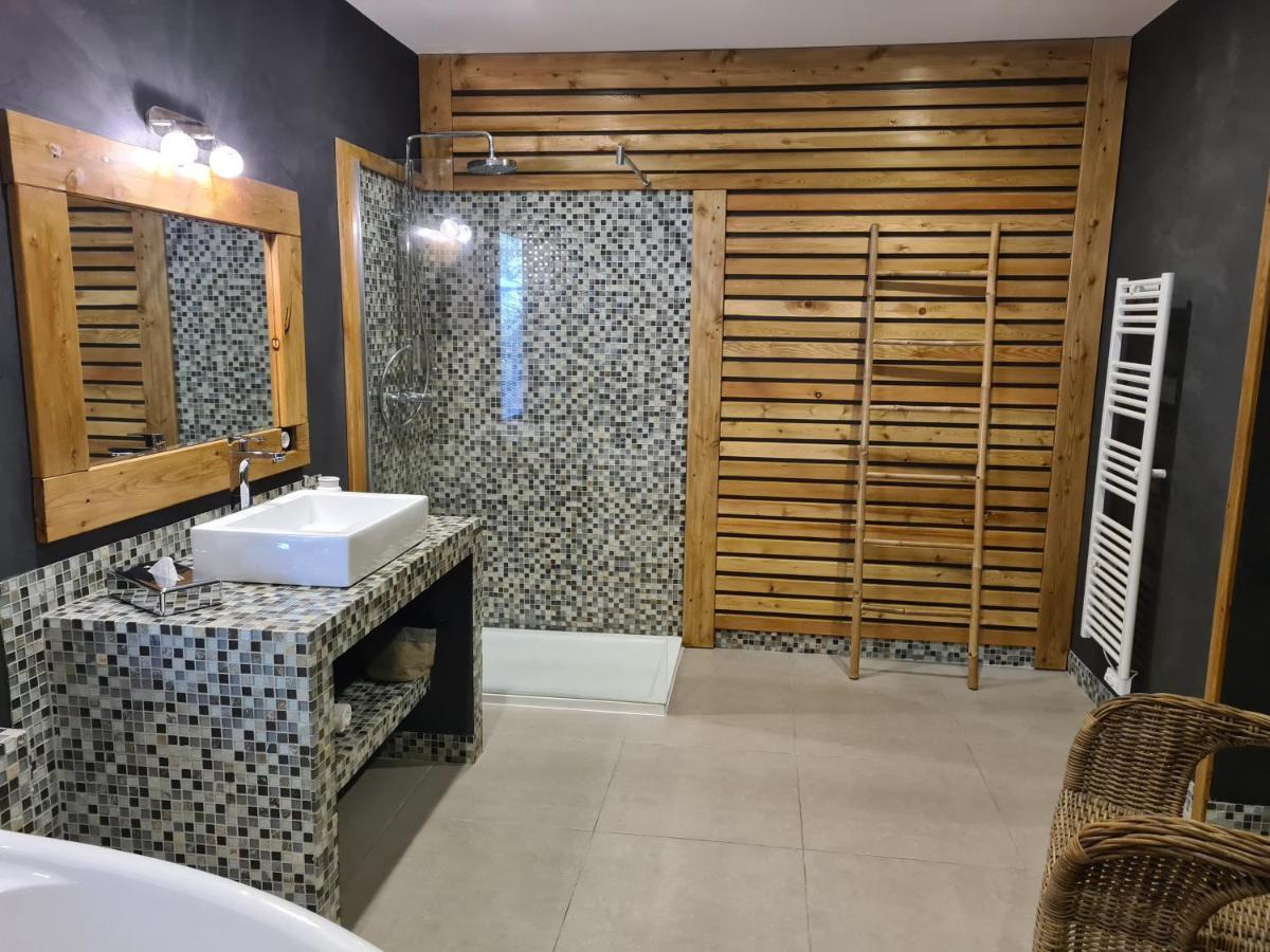 Suite King size bed Private Whirlpool Sauna