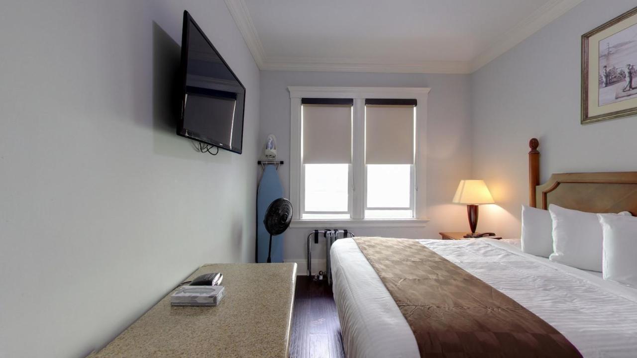 Queen Room with Private Bathroom,723911392:JPEG