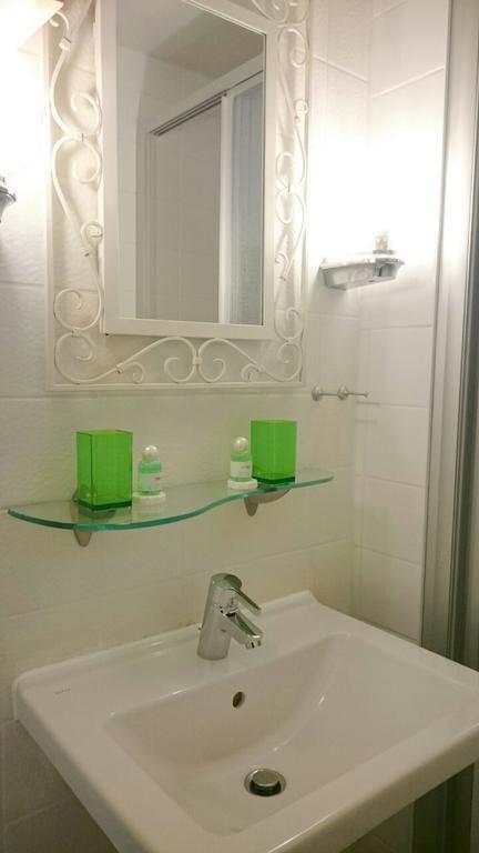 Single Room,815480846:JPEG