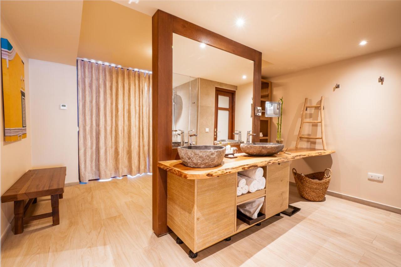 Master Suite Pool King bed
