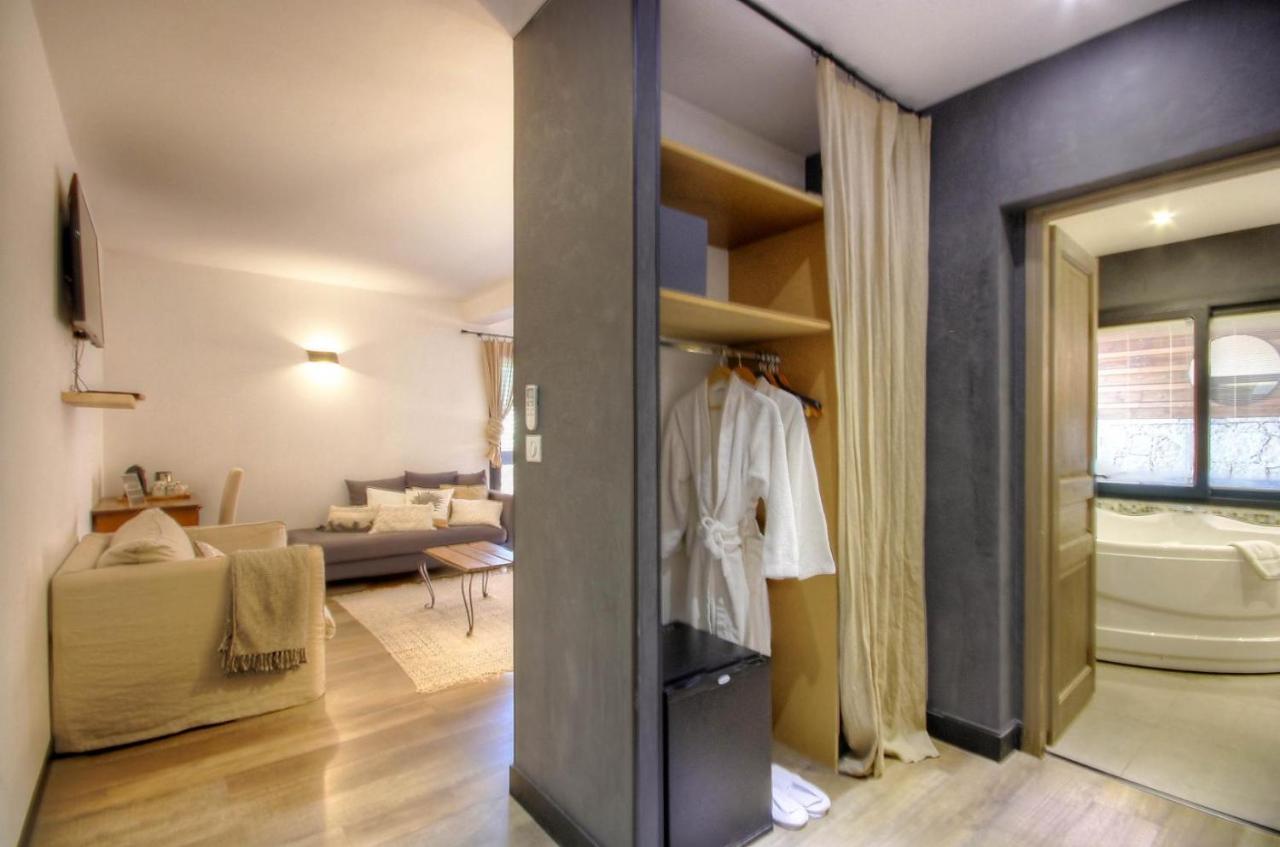 Suite King size bed Private Whirlpool Sauna