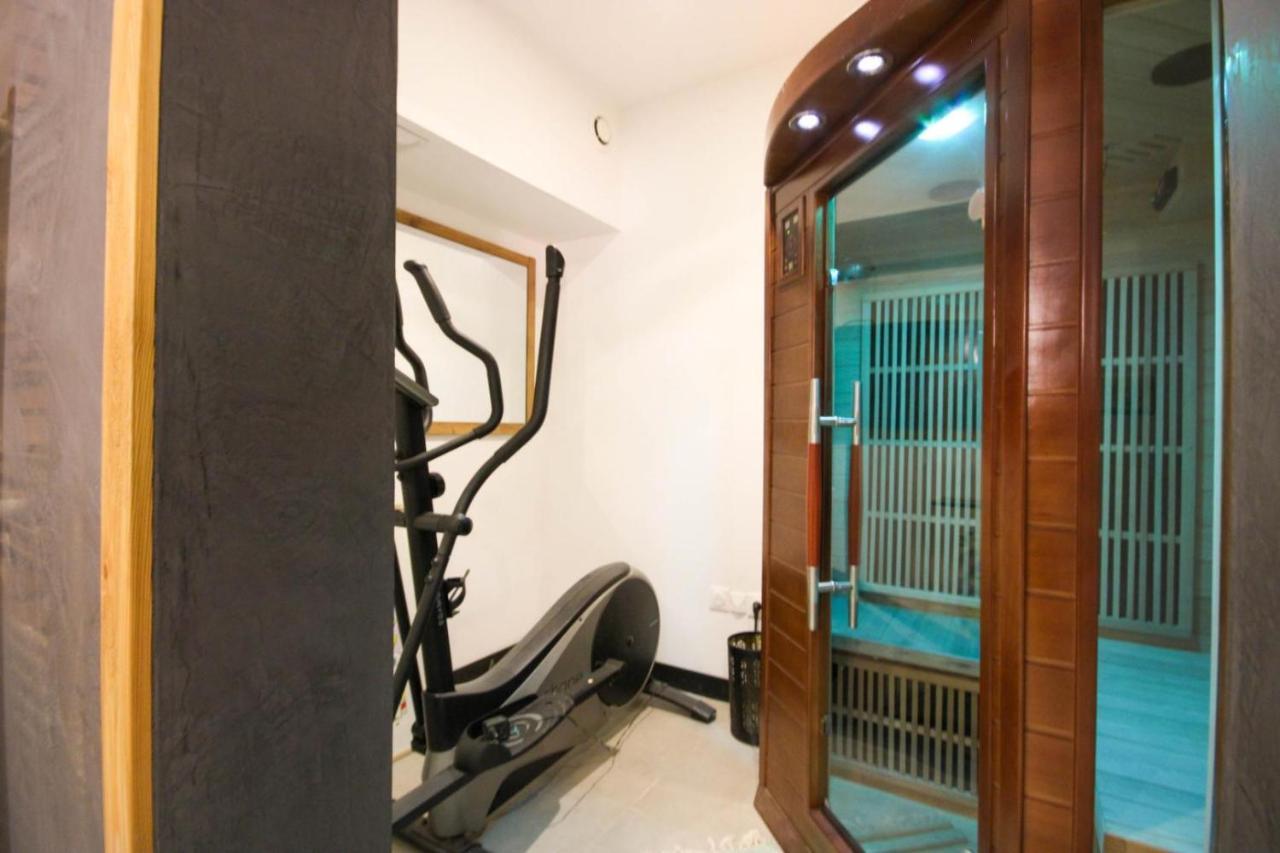 Suite King size bed Private Whirlpool Sauna