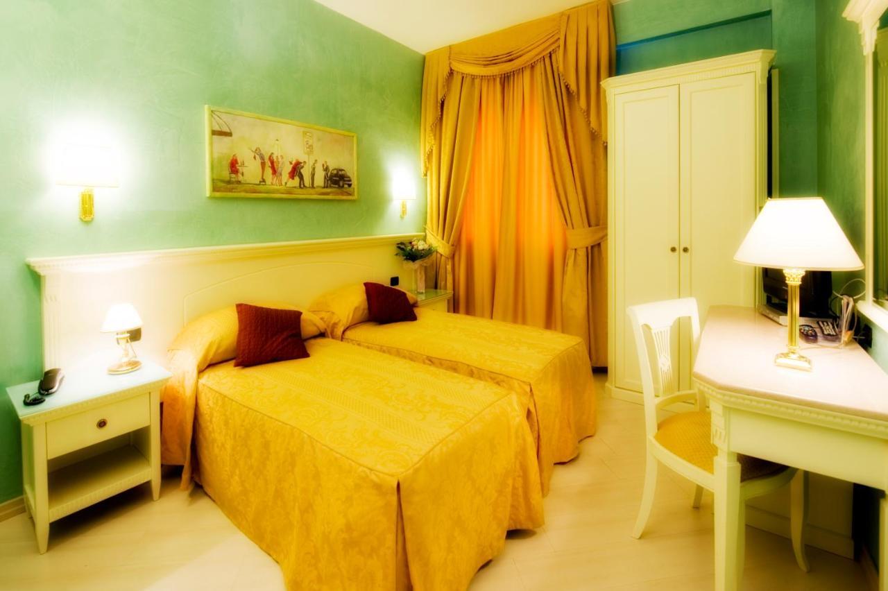 Twin Room,1742620504:JPEG