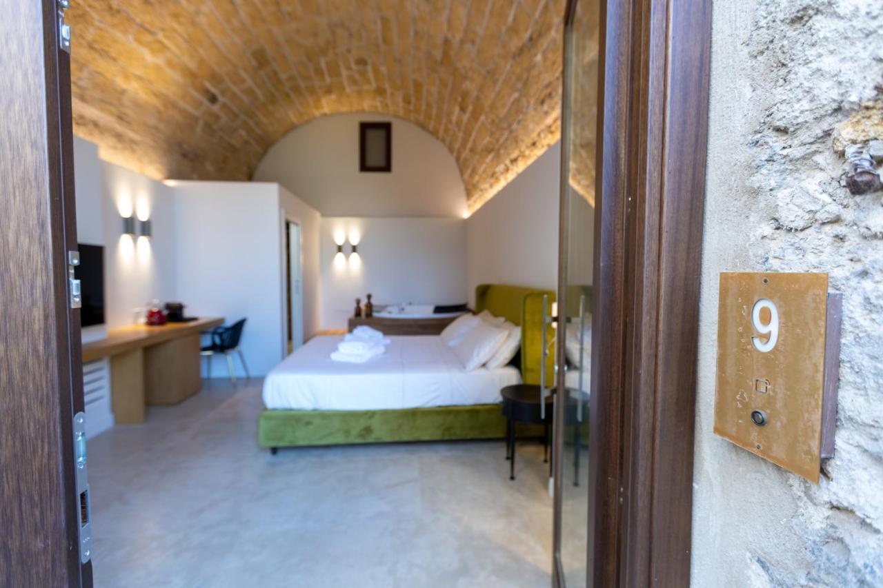 Habitación con cama extragrande y bañera de hidromasaje