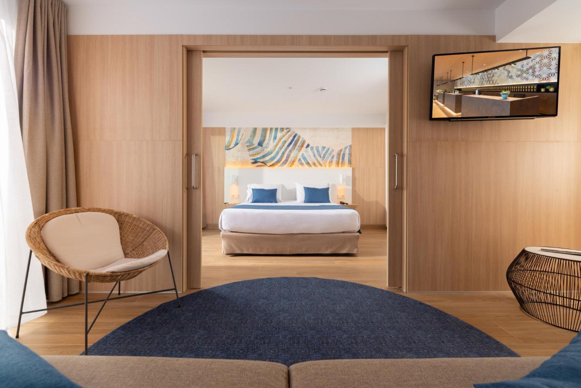 Suite con vistas a la piscina (2 adultos)