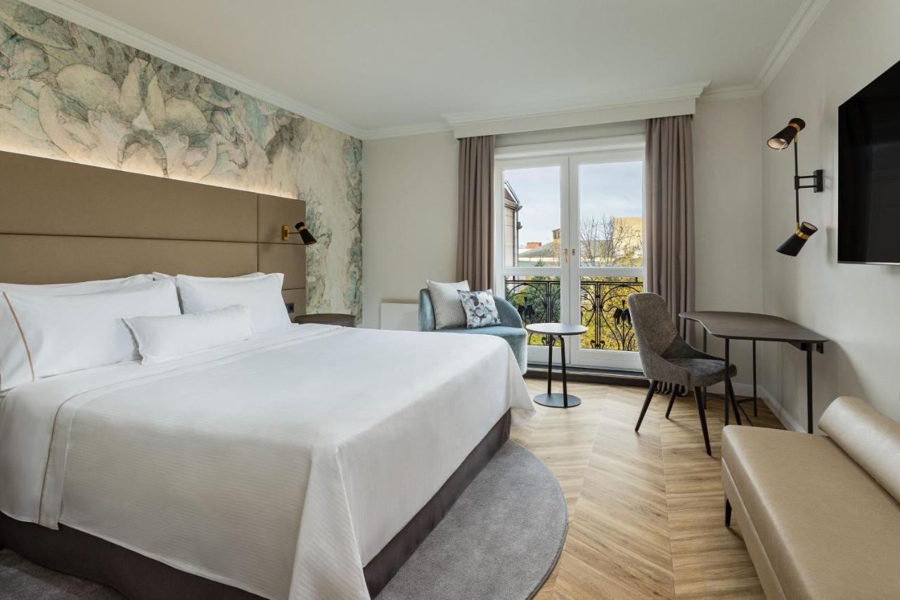 Deluxe King Room Garden View