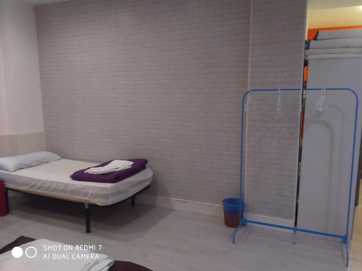 Single Bed 6-Bed Dormitory Room