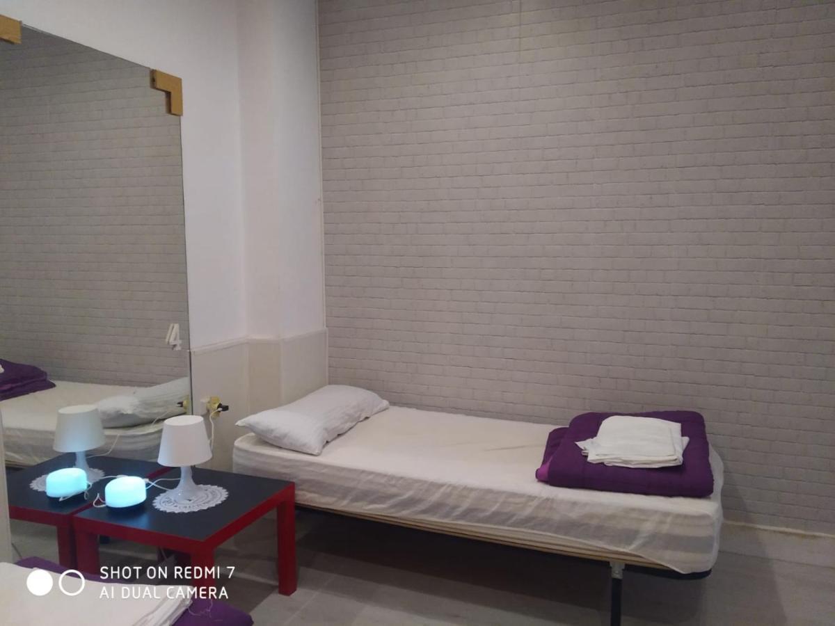 Single Bed 6-Bed Dormitory Room