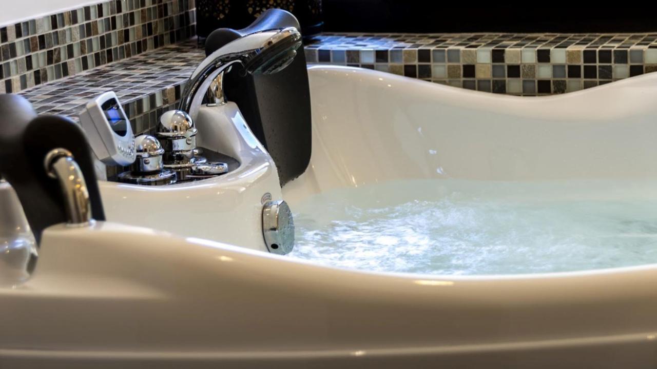 Suite King size bed Private Whirlpool Sauna