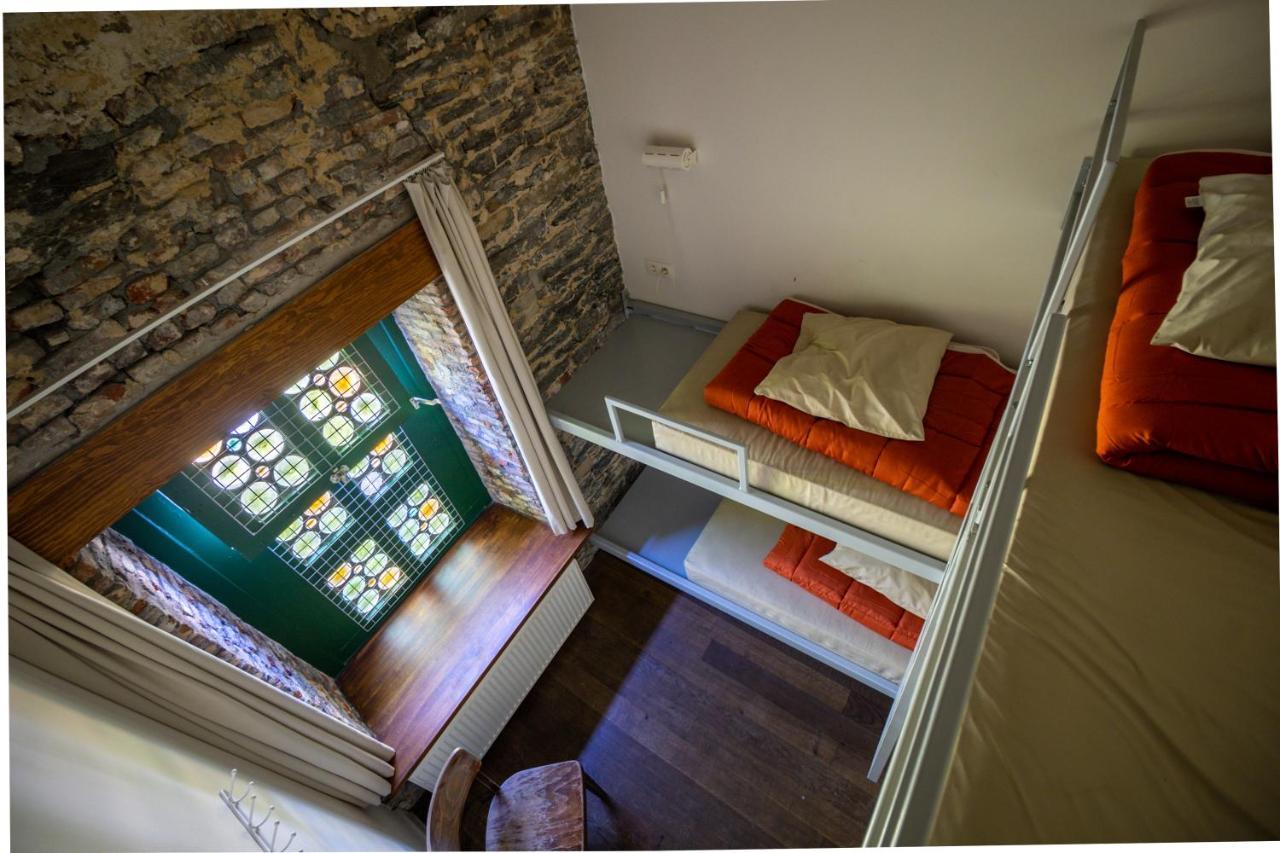 Small 3 bed private room triple bunk bed