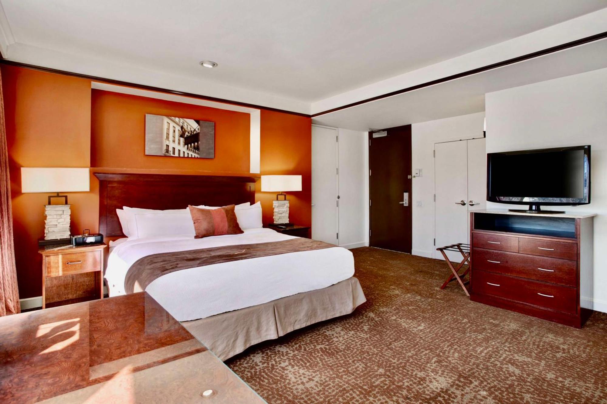 Deluxe King Room with Garden Tub,1525132717:JPEG