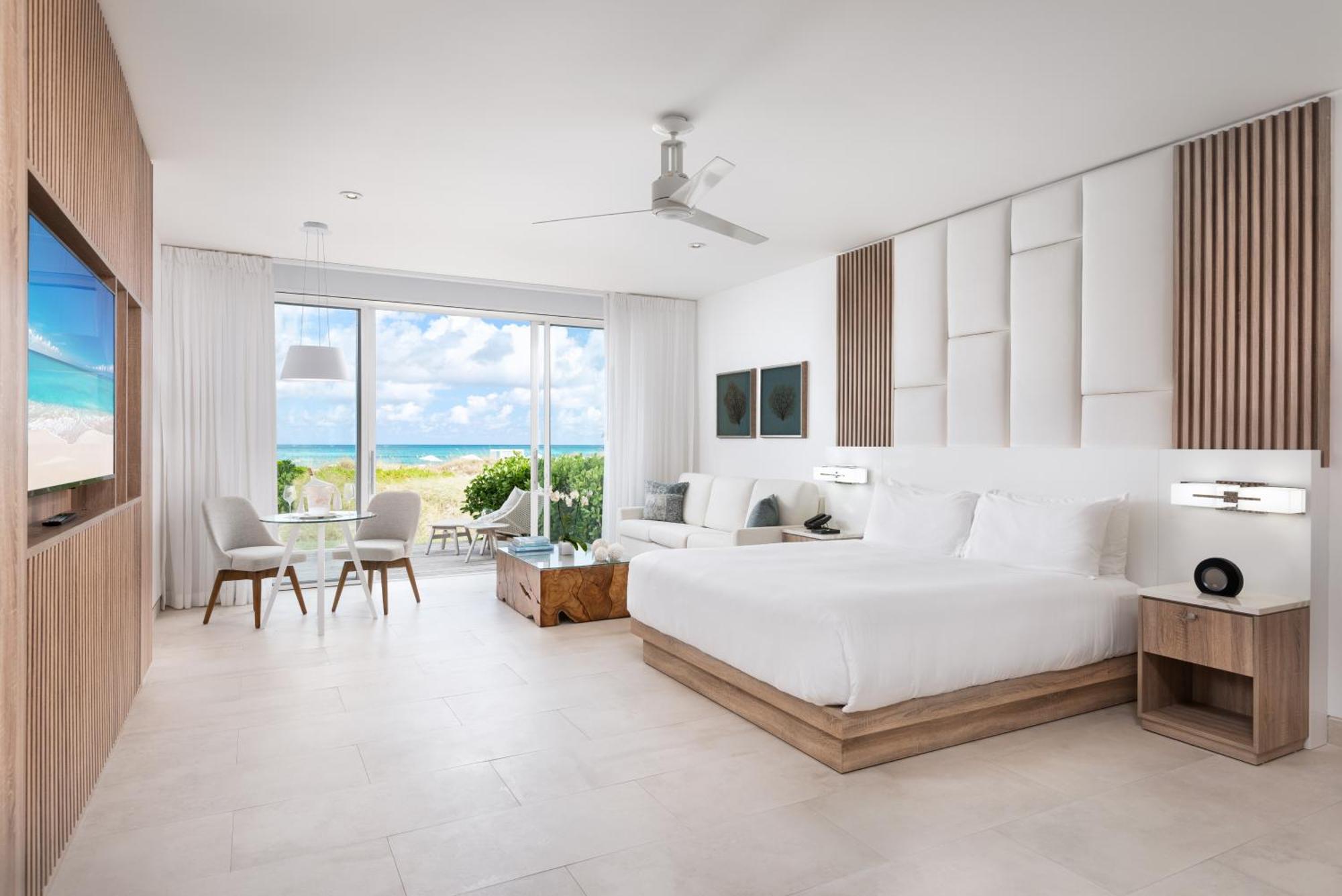 Grand Deluxe Oceanfront Studio