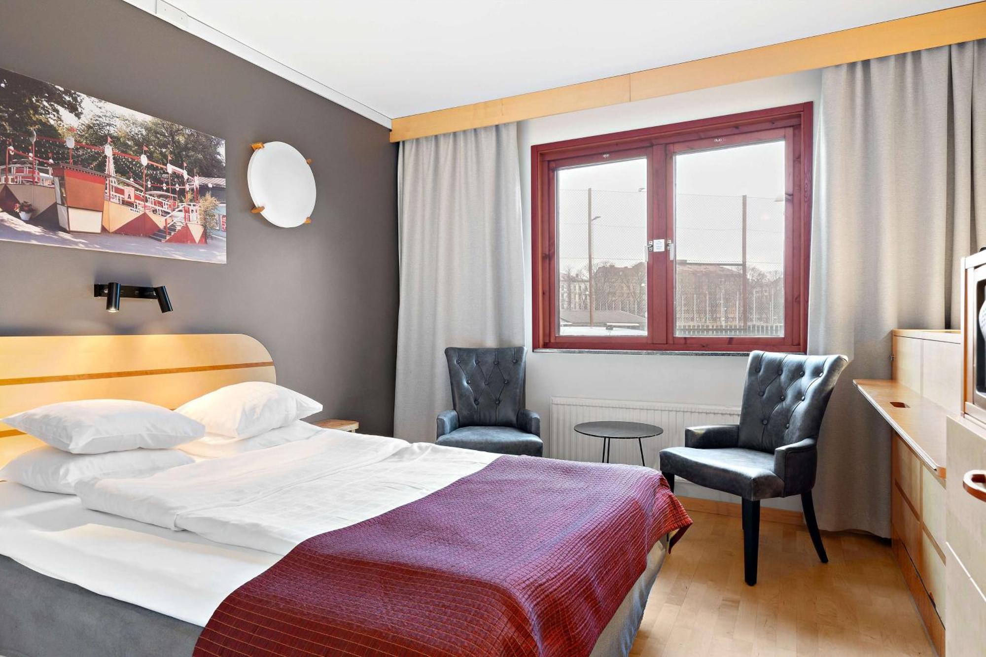 Standard Queen Room with Wall Bed