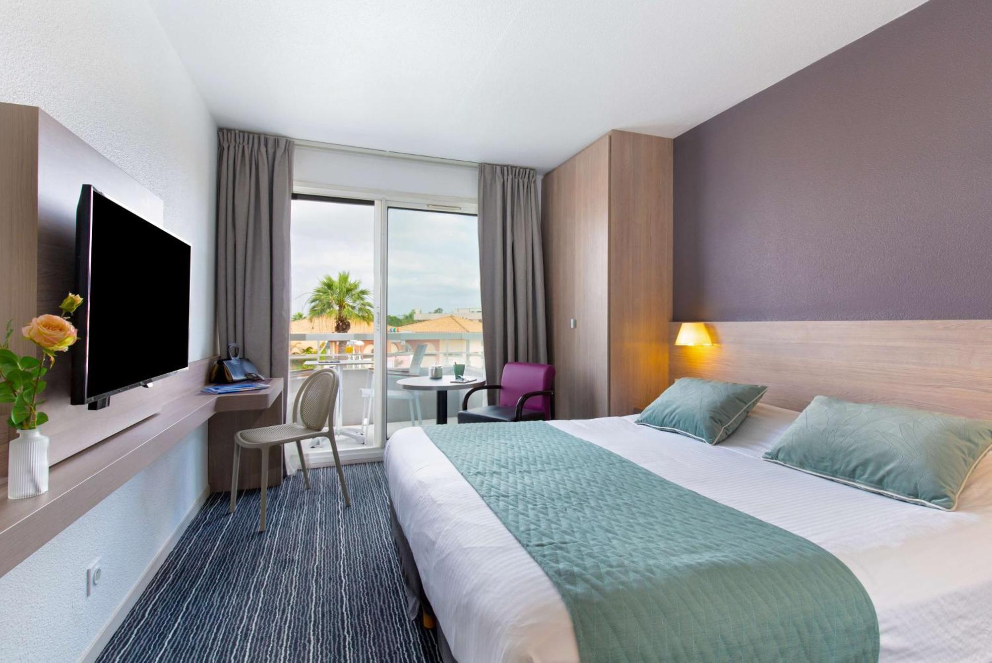 Standard Queen Room with Balcony - Non-Smoking