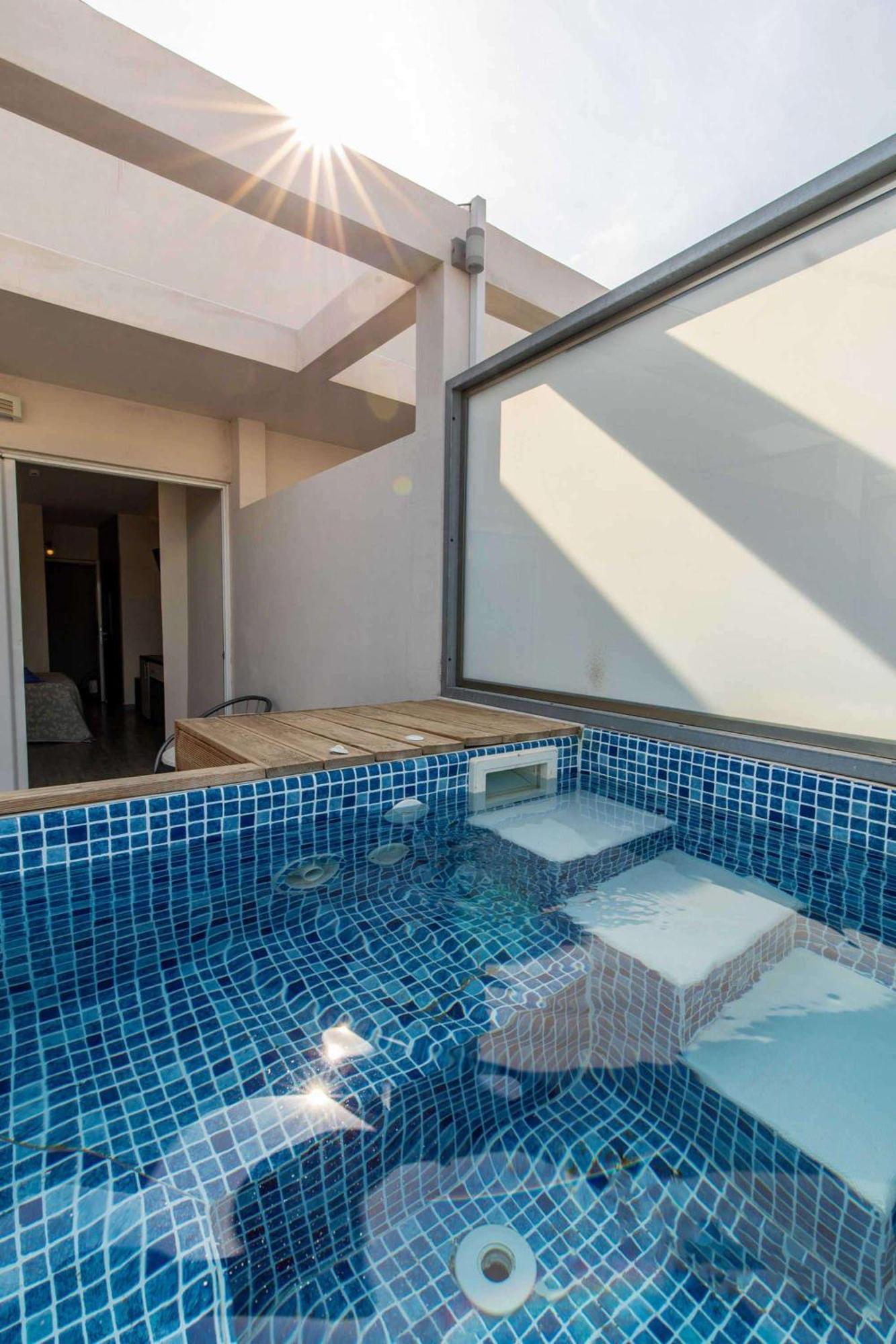 Deluxe Double Outdoor Jacuzzi