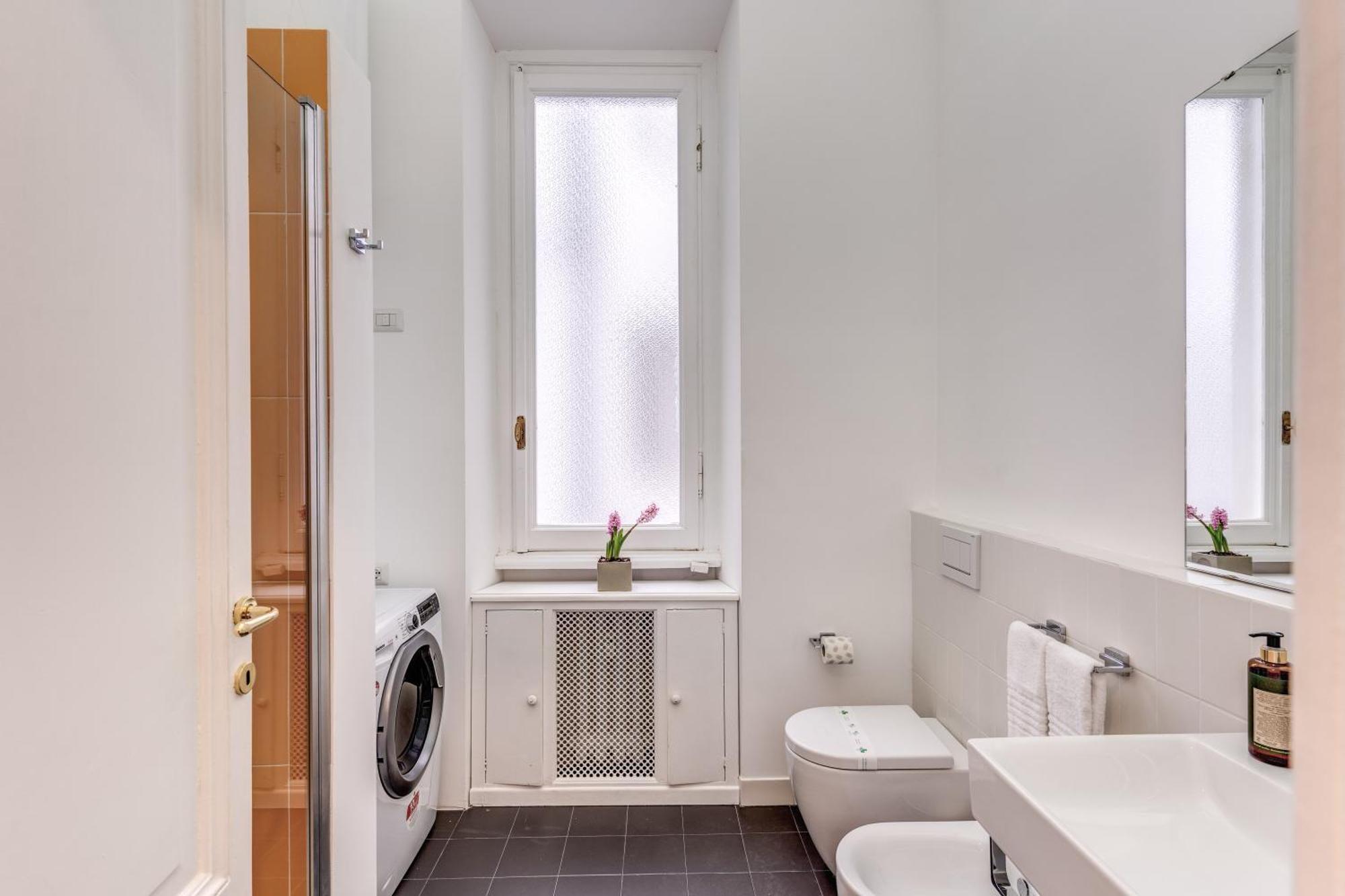 Three-Bedroom Apartment Separate Building Address Lungotevere Raffaello Sanzio n1