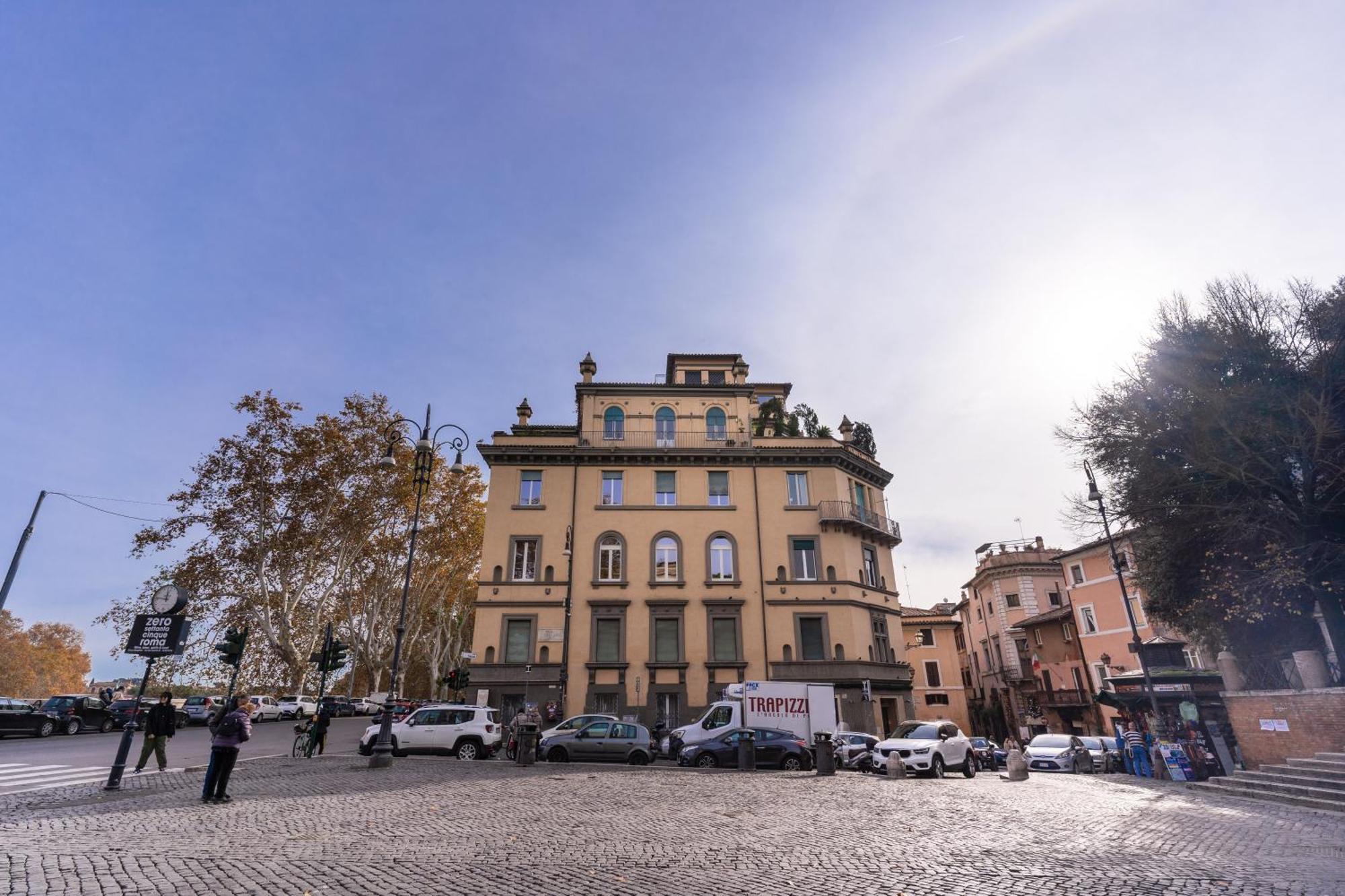 Three-Bedroom Apartment Separate Building Address Lungotevere Raffaello Sanzio n1