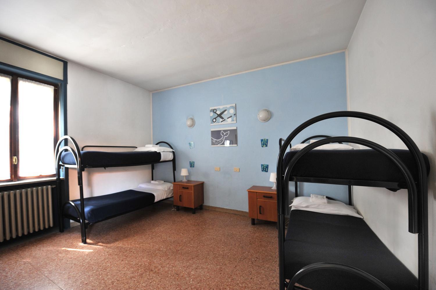 Single Bed 4-Bed Female Dormitory