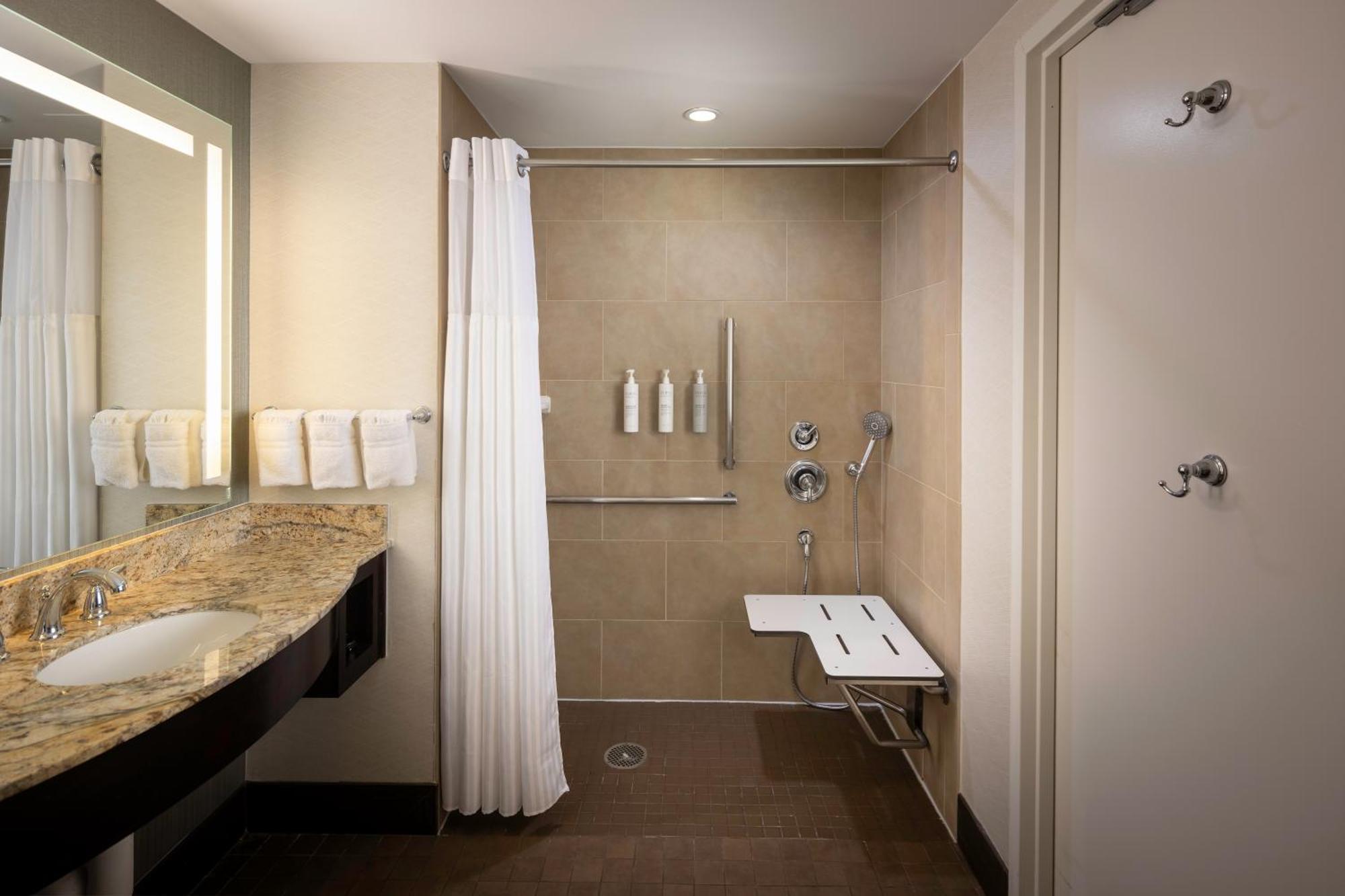 Habitación adaptada para personas de movilidad reducida con cama extragrande y ducha a ras de suelo