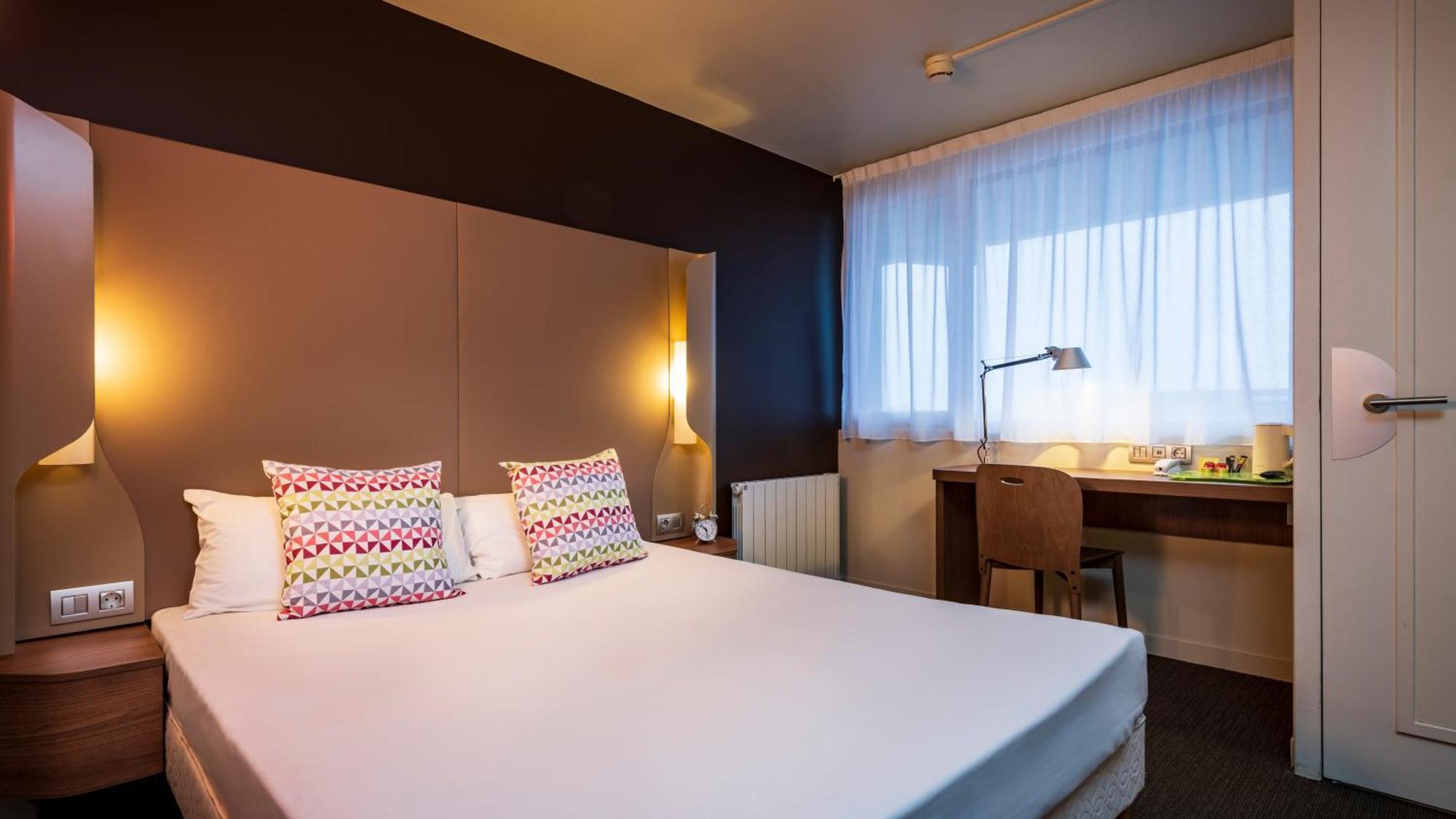 Standard Room 1 Queen Bed