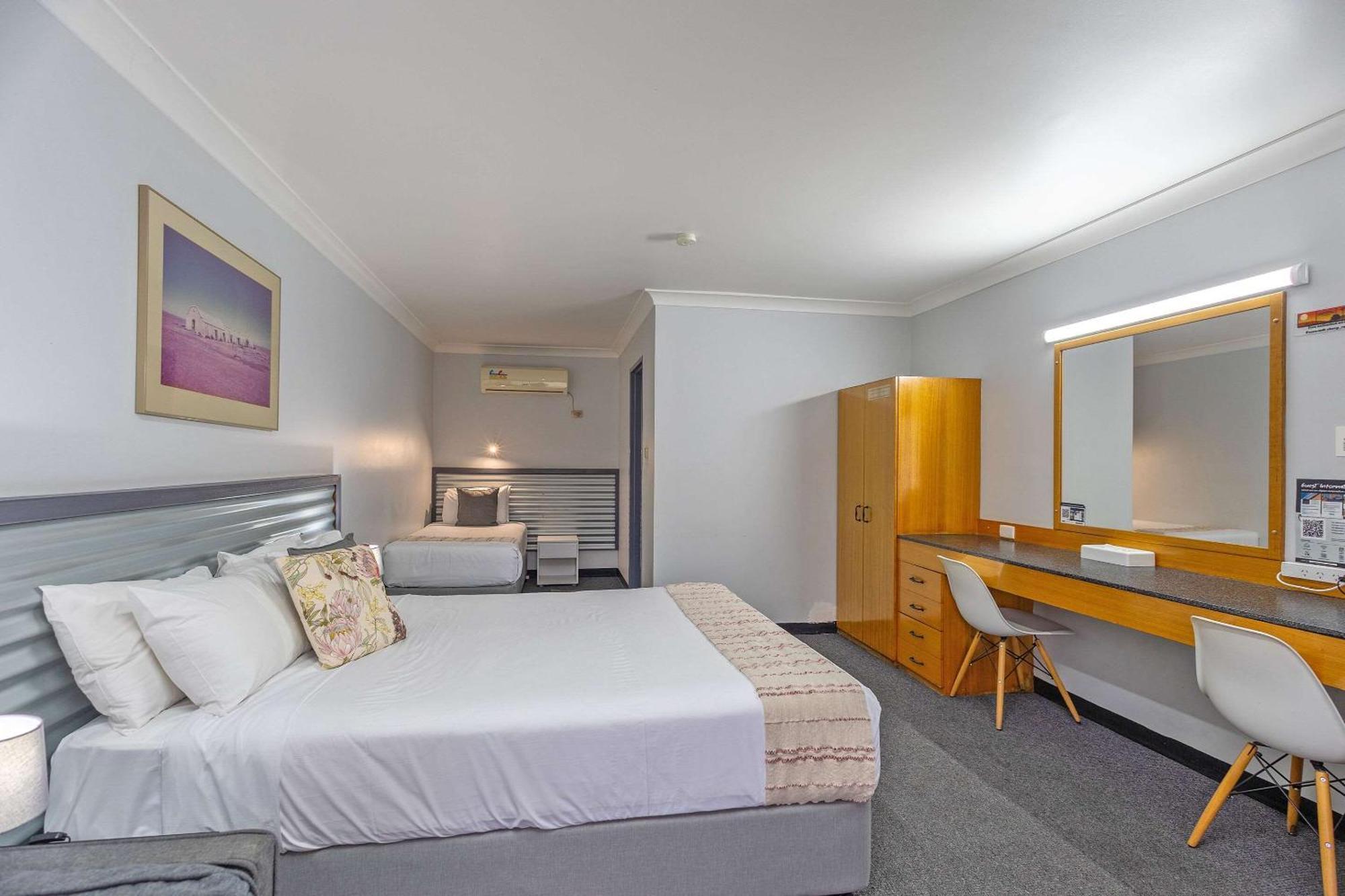 1 Queen 1 Single Bed or Non Smoking