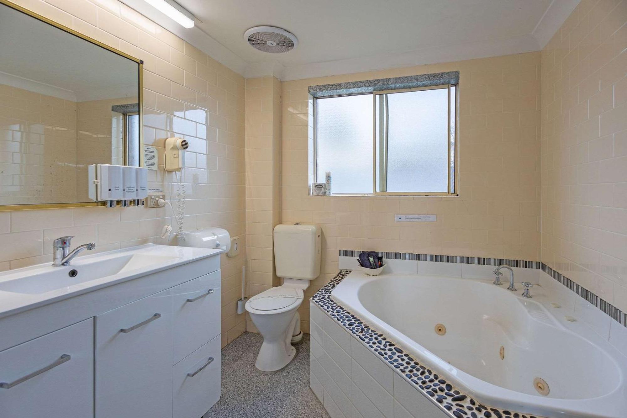 Quadruple Room Non Smoking or Ground floor or Exterior Corridor
