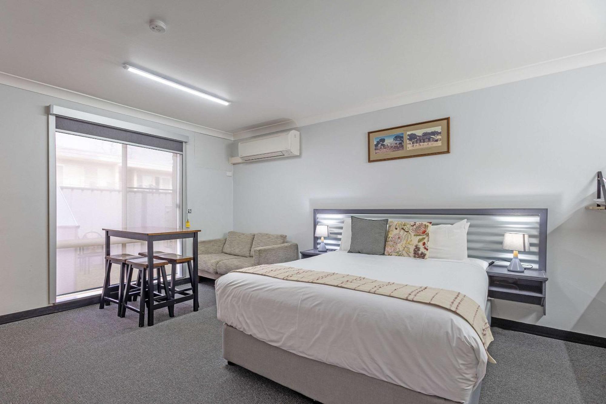 1 Queen 2 Single Beds or Non Smoking