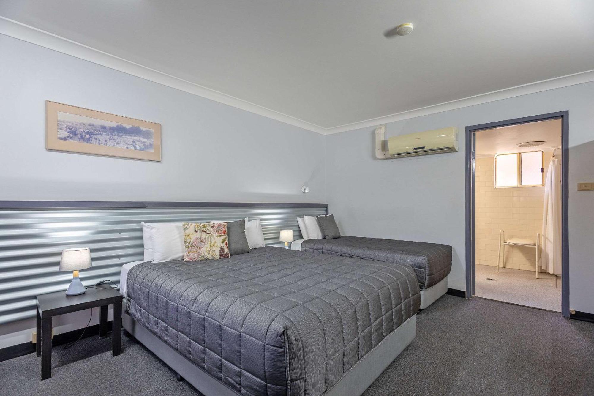 One Room Suite Roll Shower Disability Access or Non Smoking or Ground floor