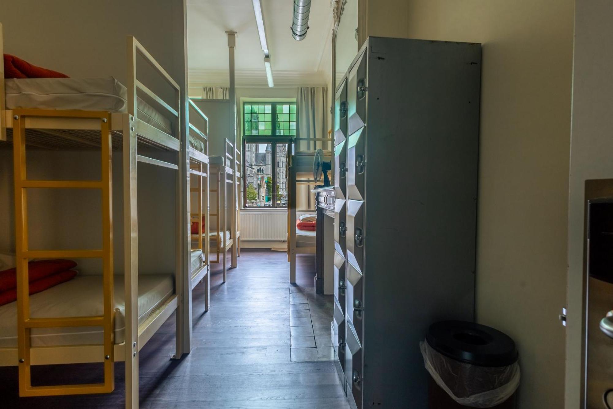 Bed 12-Bed Mixed Dormitory Room