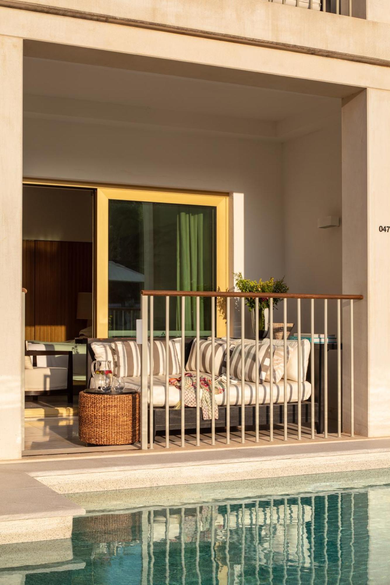 Signature King Room ith Balcony and Pool Access,1668098962:JPEG