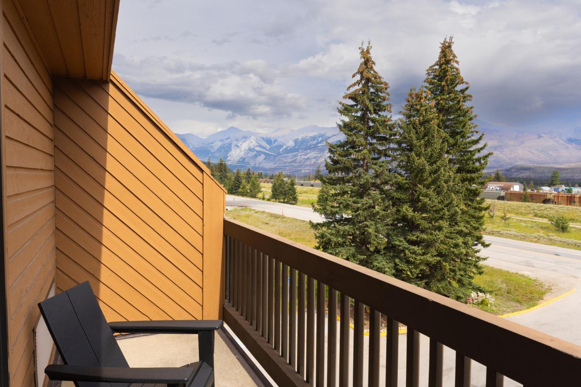 Woodland Balcony — 2 Queens