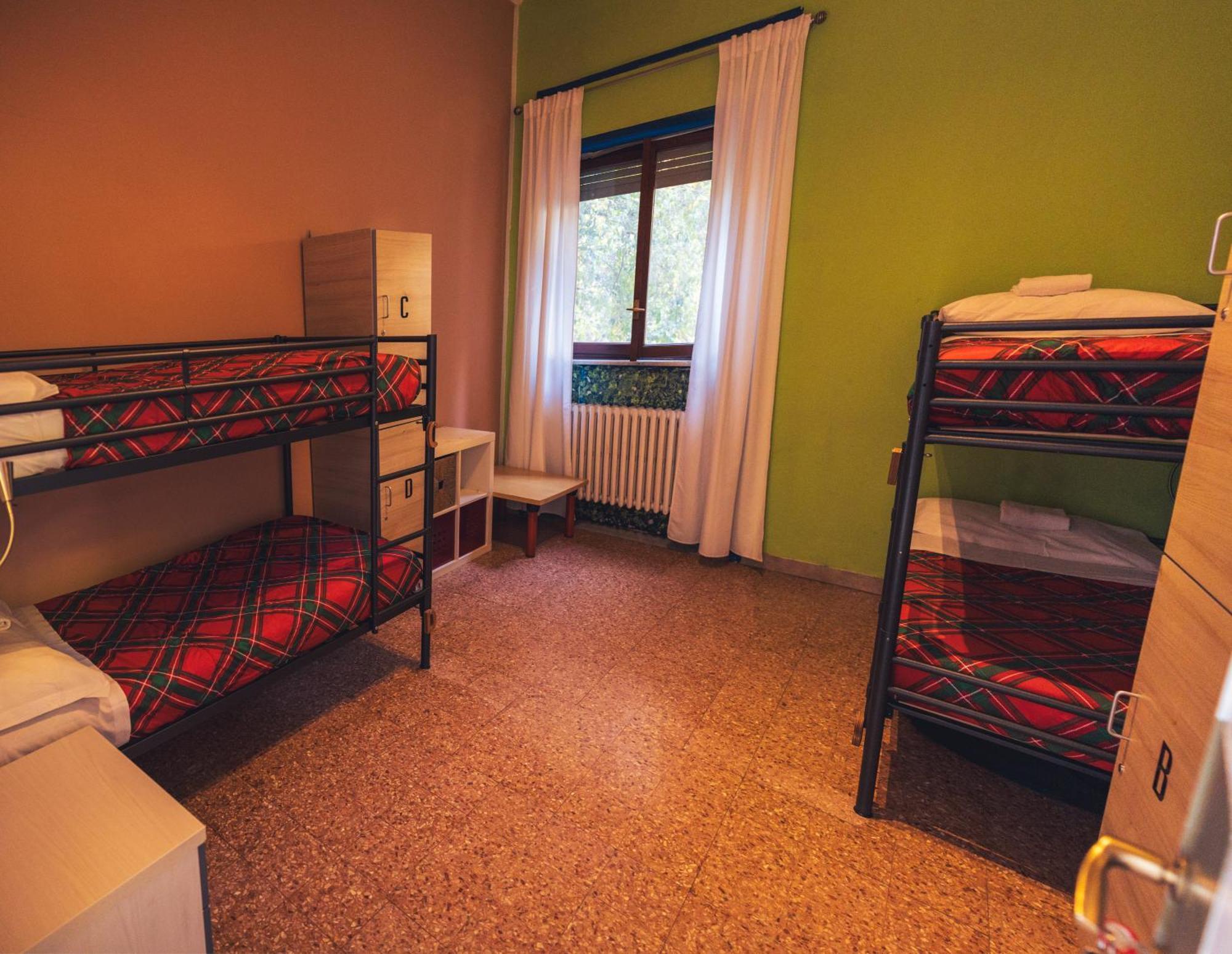 Single Bed 4-Bed Mixed Dormitory Room