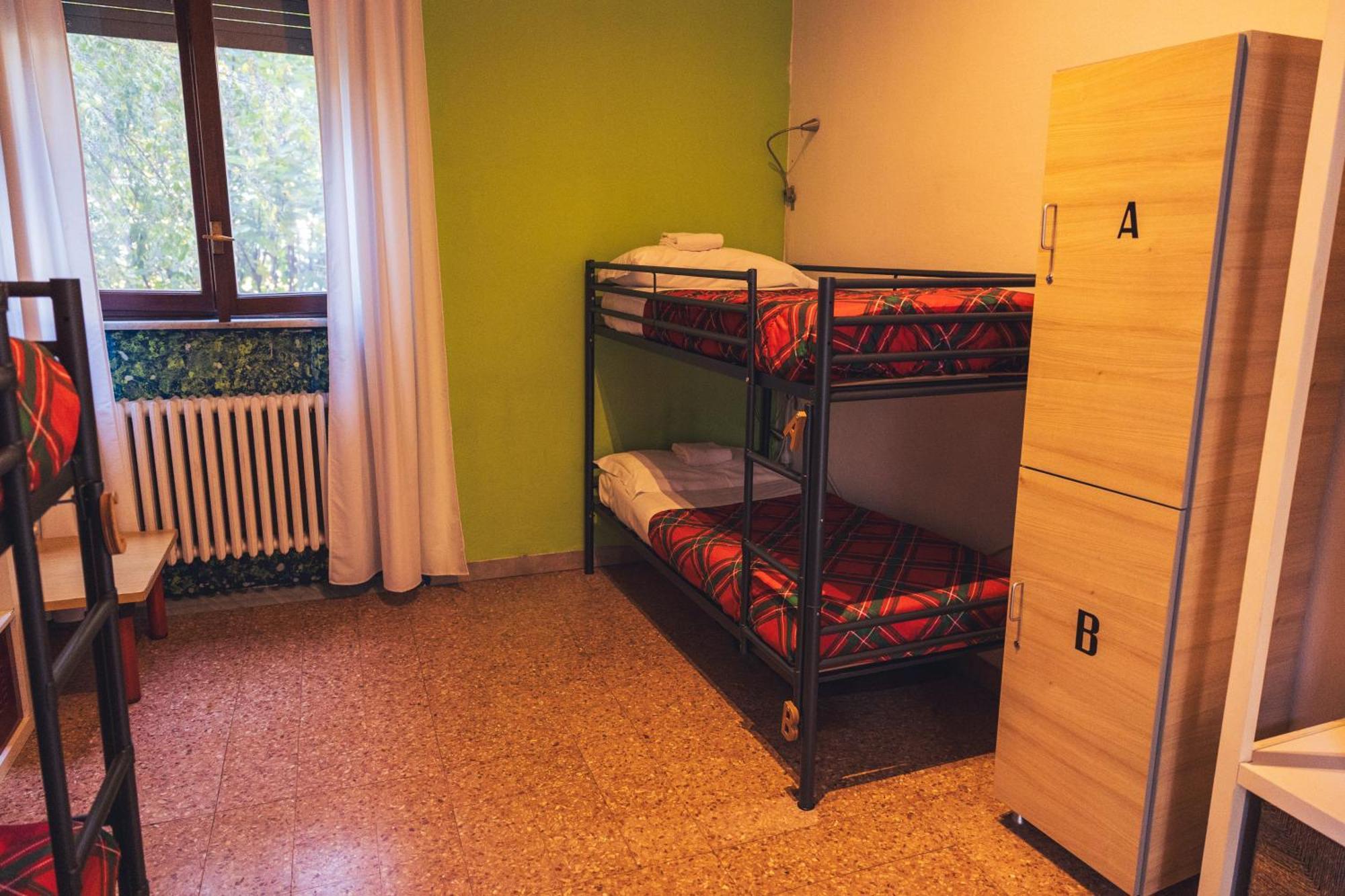 Single Bed 4-Bed Mixed Dormitory Room