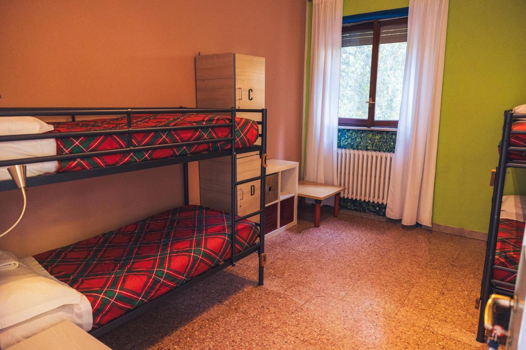 Single Bed 4-Bed Mixed Dormitory Room