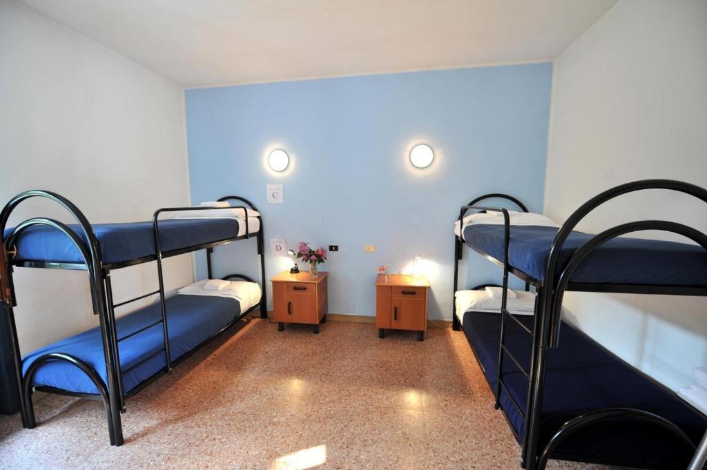 Single Bed 4-Bed Female Dormitory