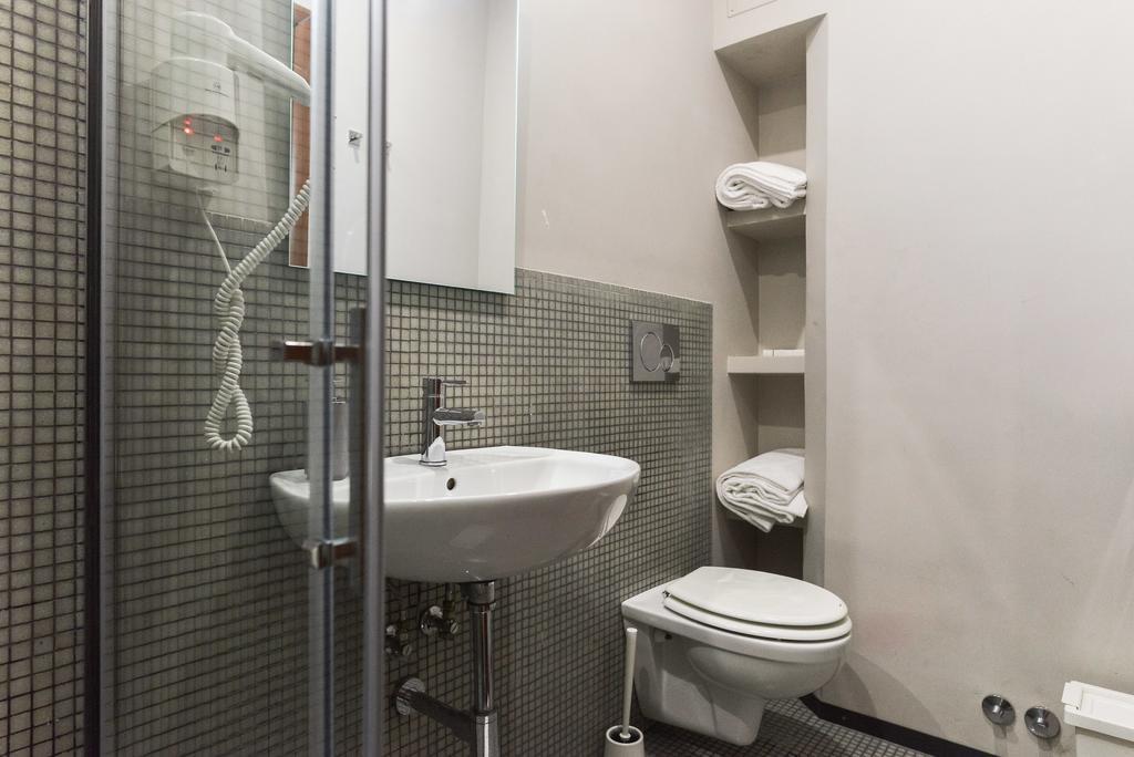 Cama em Dormitório Misto de 4 Camas com Banheiro Privativo