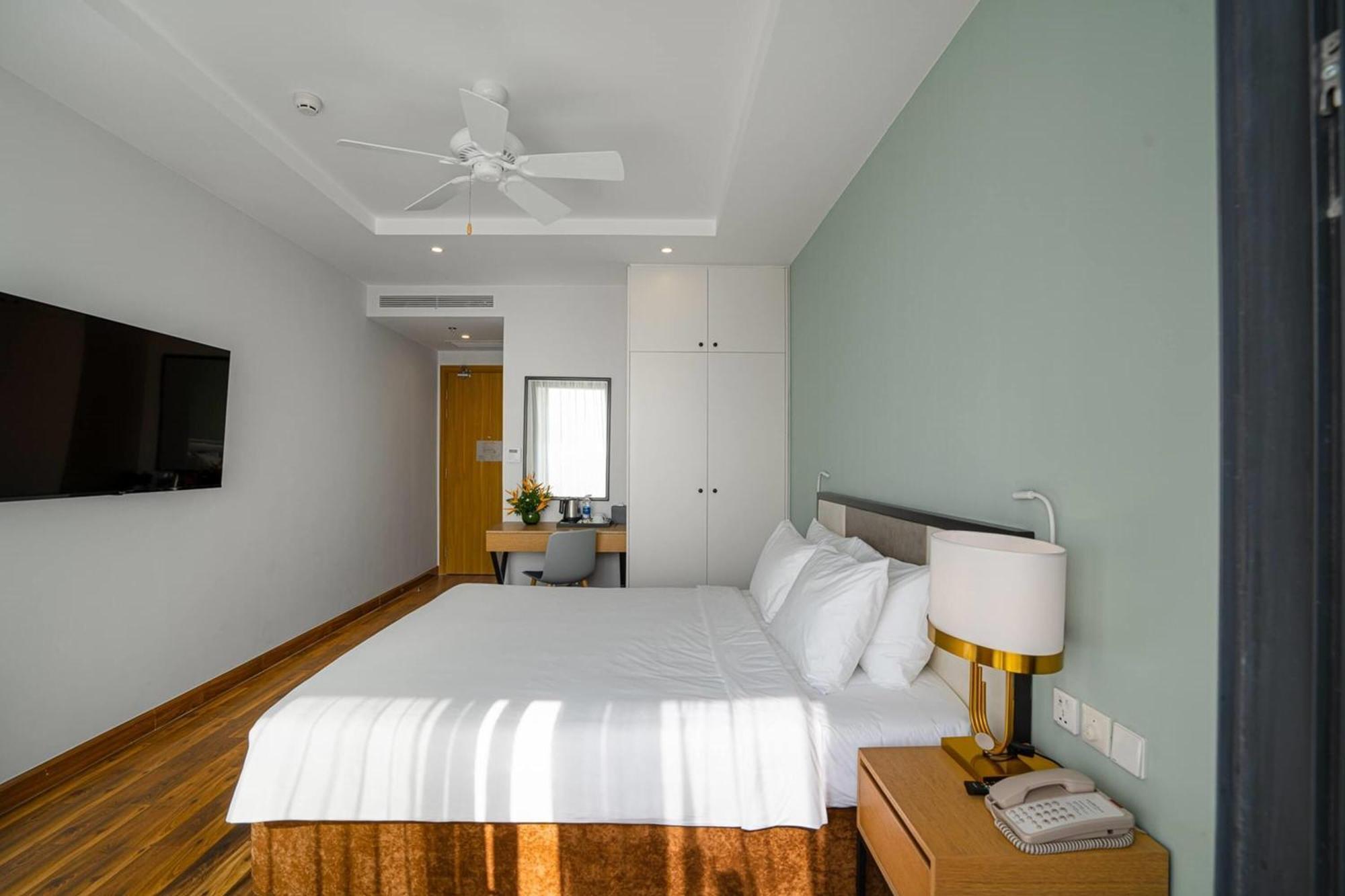 Superior King Room Pool View