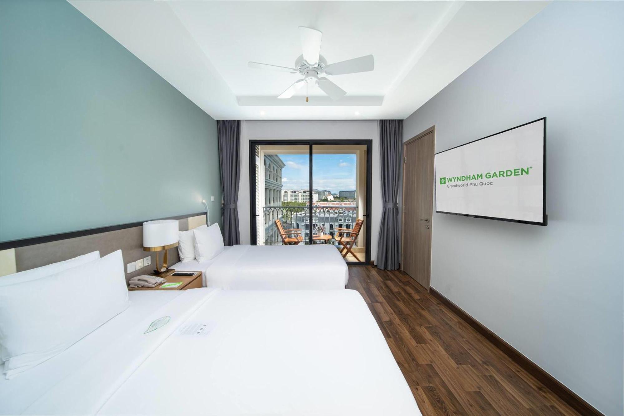 Superior Twin Room Pool View