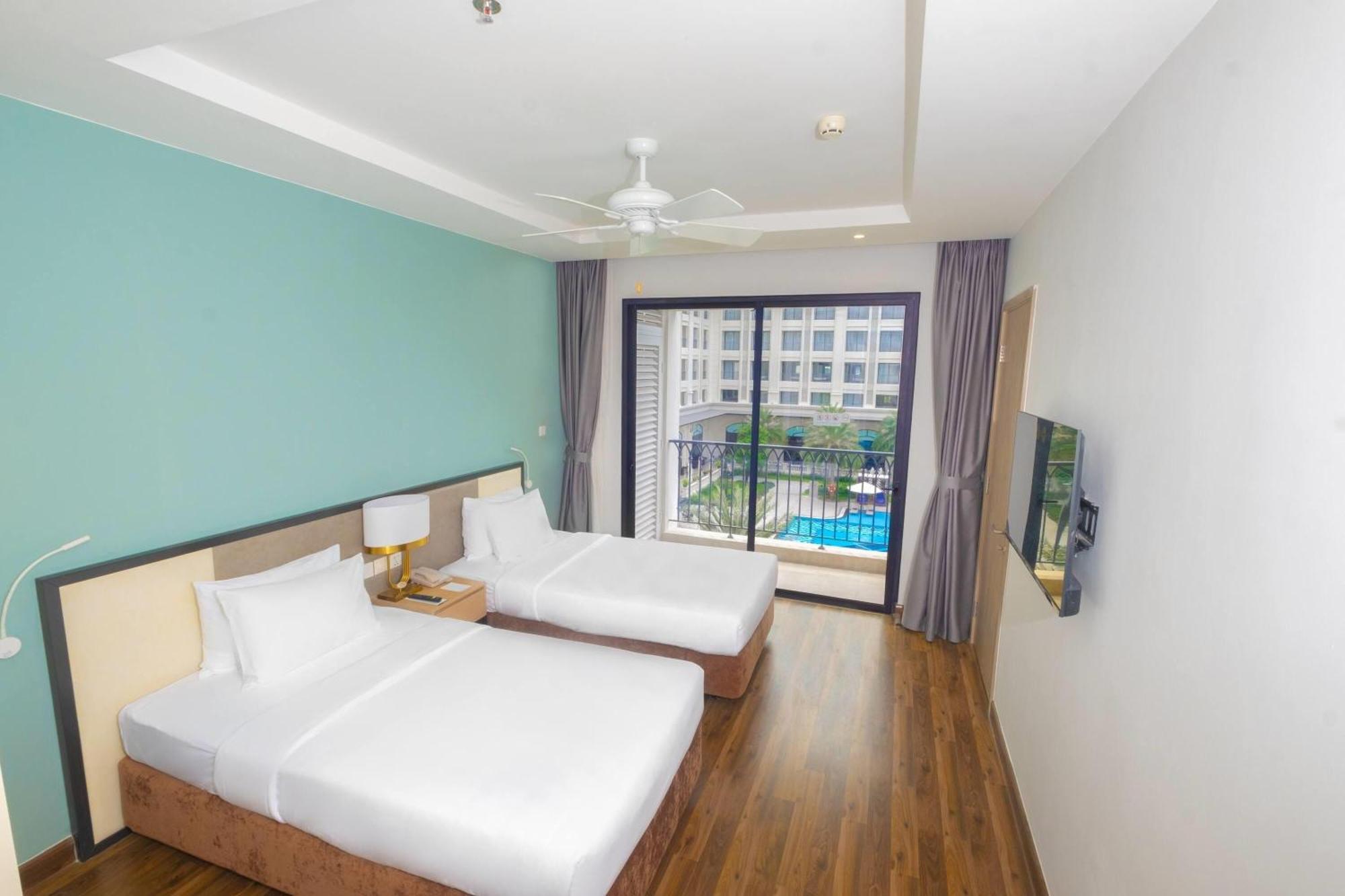 Superior Twin Room Pool View