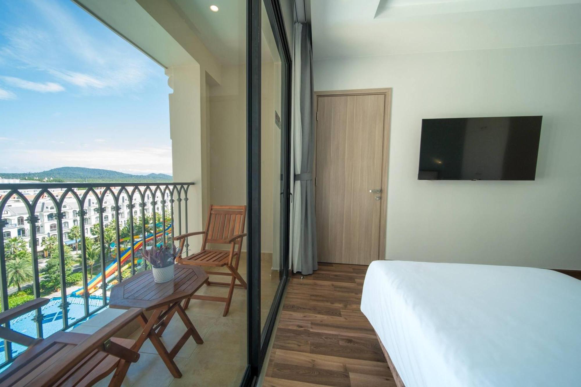 Superior King Room Pool View