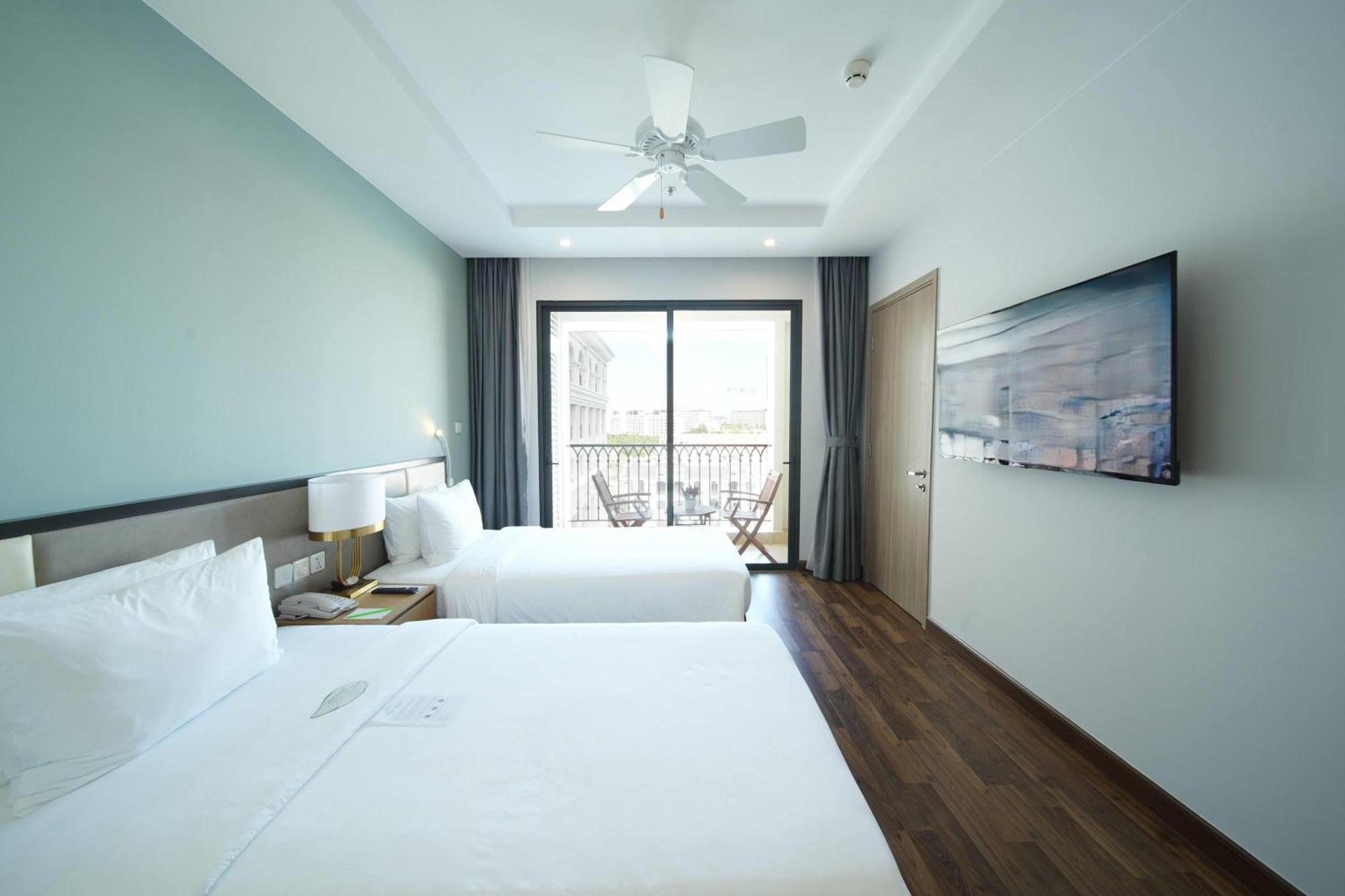 Superior Twin Room Pool View
