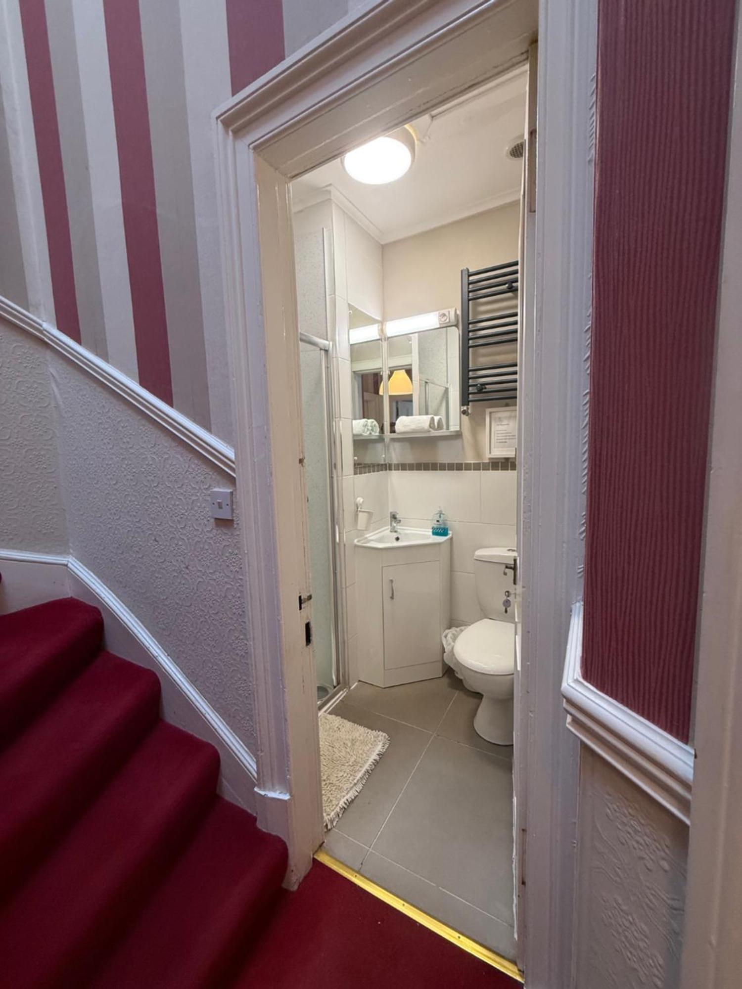 Tweepersoonskamer met een Eigen Externe Badkamer