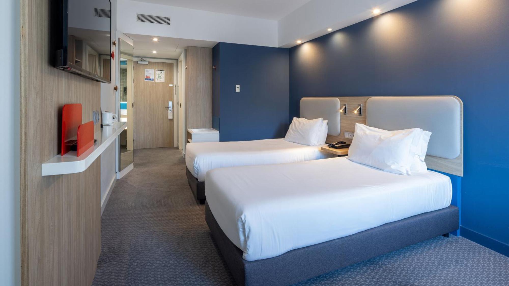 Standard Twin Room Two Twin Beds Single Sofa Bed
