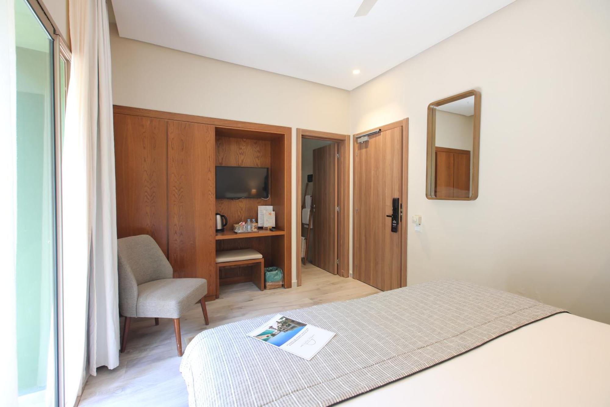 Standard Twin Room Balcony Street View Non-Smoking