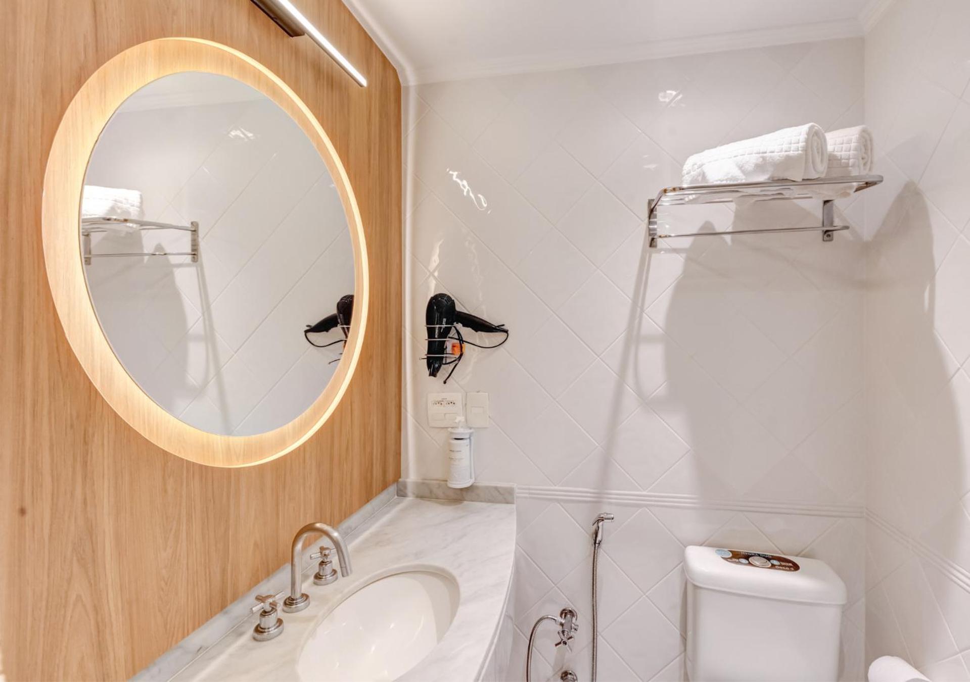 Quarto Superior com 2 Camas de Solteiro Vista da Cidade