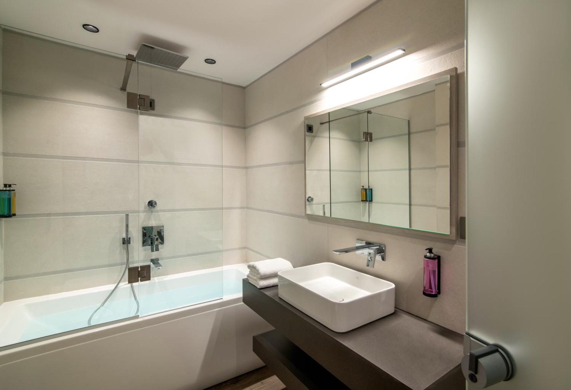 Deluxe Two Bedroom Apartment Jetted Tub