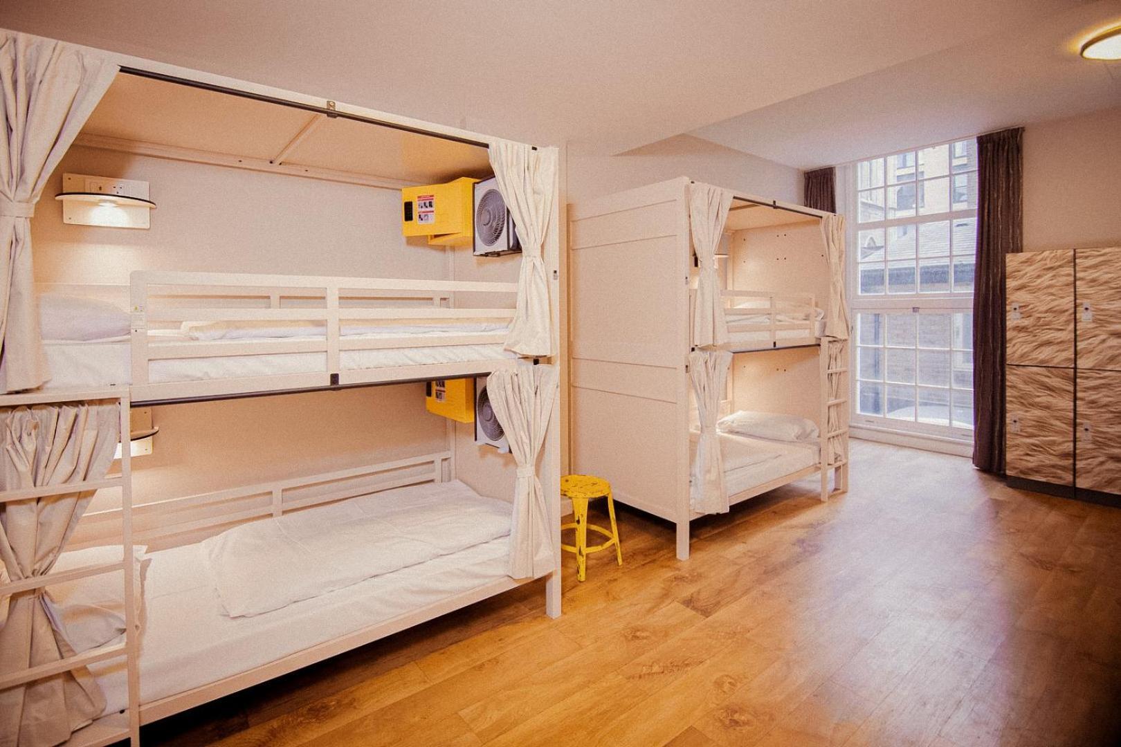 Cama num Dormitório Misto com 4 Camas
