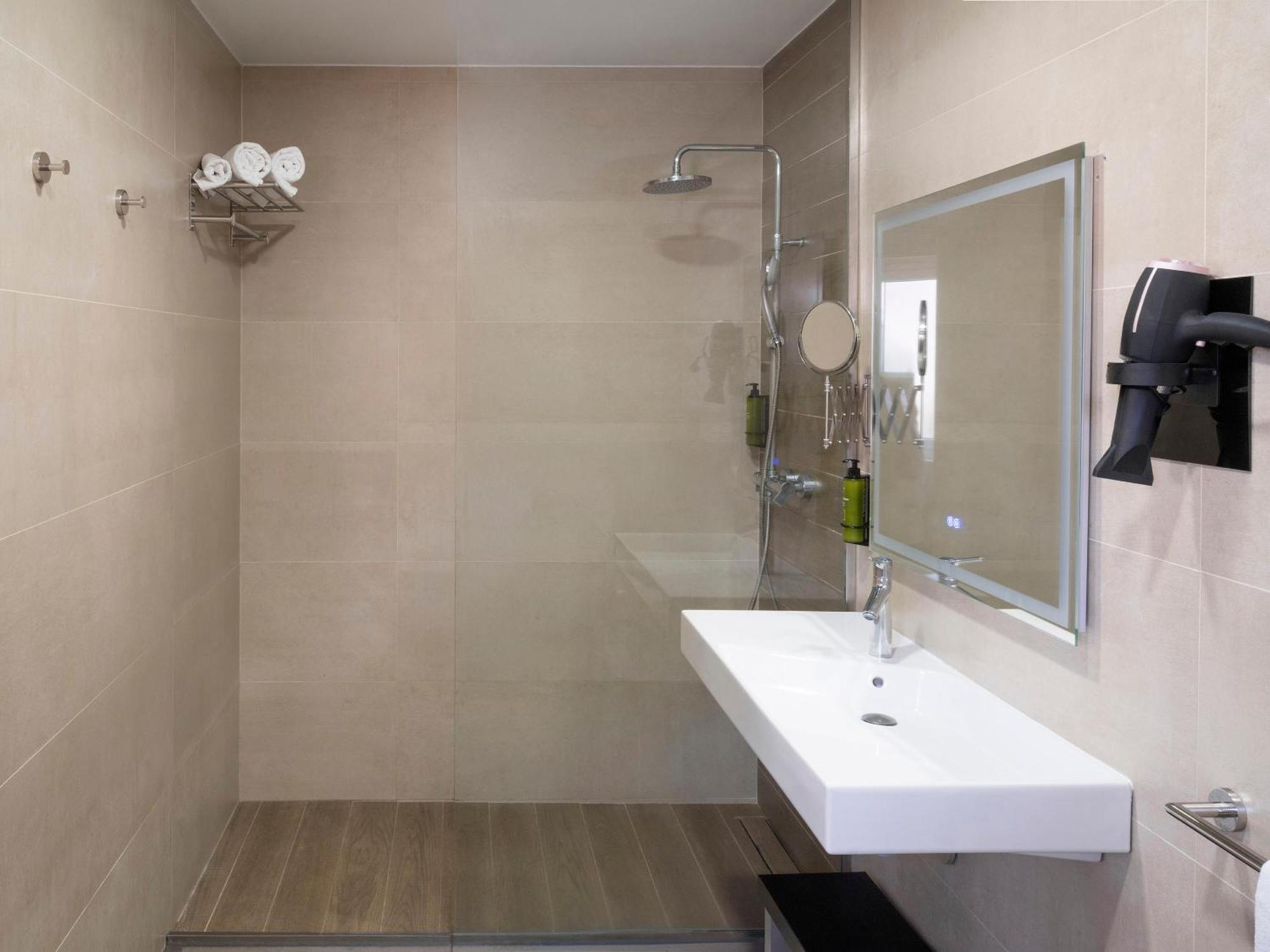 Superior One-Bedroom Apartment